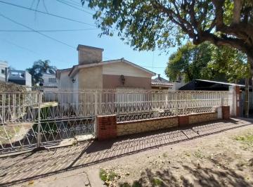 Casa · 204m² · 2 Dormitorios · 2 Cocheras · Fisherton, Chalet a Reciclar, 2 Dorm., Pileta, Lote 485 m².