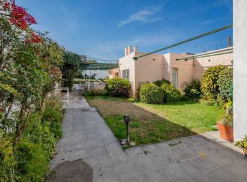 Casa · 229m² · 6 Ambientes · 1 Cochera · Casa en Venta en Lomas de Zamora con Pileta, Quincho, Terraza y Amplios Ambientes. Ideal Para Famili
