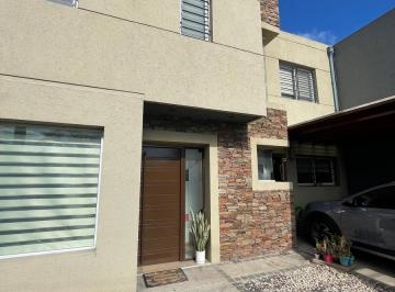 Casa · 150m² · 4 Ambientes · 1 Cochera · Casa 4 Ambientes con Pileta y Jardín en Venta en Ituzaingo