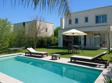 Casa · 165m² · 4 Ambientes · 4 Cocheras · Casa con Pileta en Santa Guadalupe