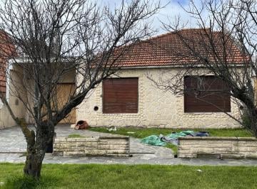 Casa · 160m² · 4 Ambientes · 3 Cocheras · Chalet Mas Dpto. S/lote de 450 m² "A Reciclar"