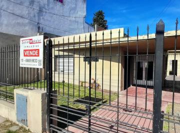 Casa de 4 ambientes, Moreno · Casa con 3 Dorm., Cochera y Fondo Apta Para Crédito Banco Nación
