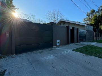 Casa de 5 ambientes, La Plata · Casa en Venta La Plata 3 Dorm., Pileta, Parque