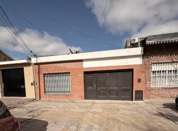 Casa de 3 ambientes, Hurlingham · Venta Casa Mas Departamento, Cochera, Fondo y Parrilla. Centro de Hurlingham!se Escuchan Propuestas!