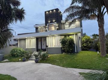 Casa · 243m² · 4 Ambientes · 2 Cocheras · Casa en Venta - 3 Dorm. 3 Baños - Mar del Plata