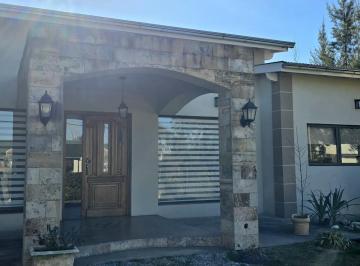 Casa · 190m² · 3 Ambientes · 3 Cocheras · Moderna Casa en Venta en Club de Campo El Moro