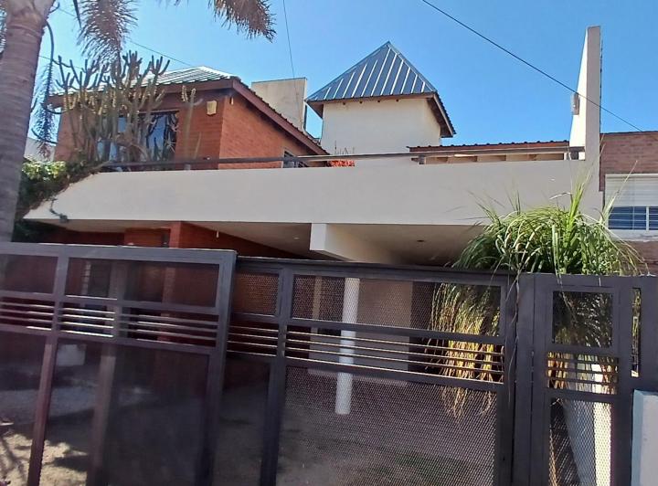 Casa · 223m² · 4 Ambientes · 3 Cocheras