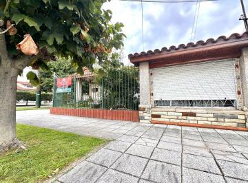 Casa · 215m² · 4 Ambientes · 1 Cochera · Casa en Banfield