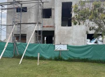 Casa · 215m² · 7 Ambientes · 2 Cocheras · Casa a La Laguna en San Matias
