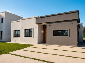 Casa · 160m² · 4 Ambientes · Casa en Venta en Santa Lucia, Pilar del Este, Pilar