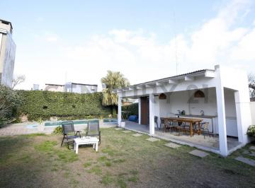 Casa · 94m² · 5 Ambientes · 2 Cocheras · Casa en Venta en La Plata