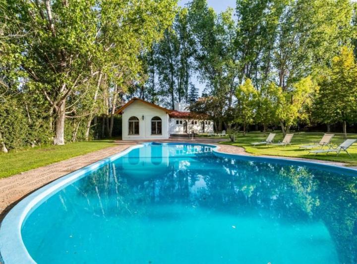 Casa · 580m² · 9 Ambientes · 4 Cocheras