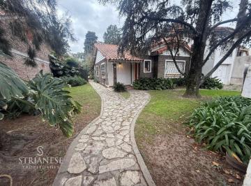 Casa · 208m² · 5 Ambientes · 3 Cocheras · Casa Chalet en Venta en Adrogué, Almirante Brown, G. B. a. Zona Sur
