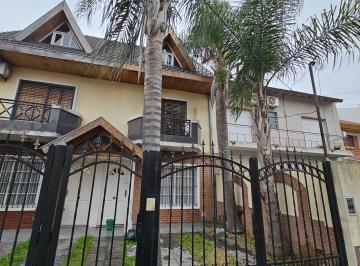 Casa de 4 ambientes, Morón · En Venta - Solido Triplex en Excelente Estado - Villa Sarmiento.