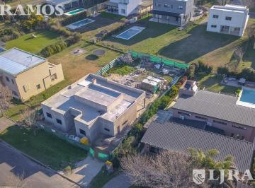 Casa · 170m² · 5 Ambientes · 1 Cochera · Casa de Una Planta en San Matías Pg