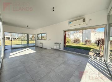 Casa · 121m² · 4 Ambientes · 2 Cocheras · Casa en Venta en Club de Campo El Nacional con Pileta