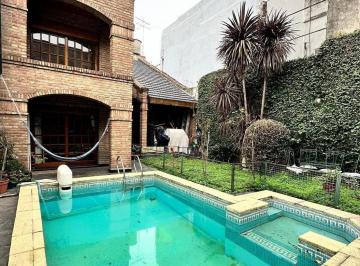 Casa · 307m² · 6 Ambientes · 2 Cocheras · Casa Estilo Chalet con Jardín, Pileta y Cochera en Villa Santa Rita en Venta