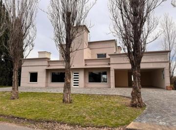 Casa · 332m² · 5 Ambientes · 4 Cocheras · Casa en Club de Campo La Concepción