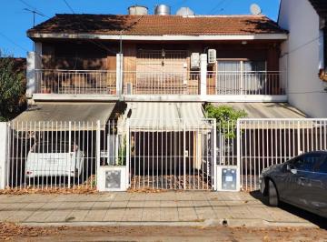 Casa · 98m² · 3 Ambientes · 1 Cochera · Duplex de 3 Ambientes con Cochera y Patio en Venta. Olivos