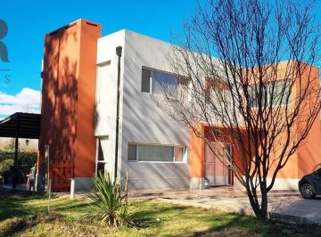 Casa · 284m² · 5 Ambientes · Venta de Casa 3 Dorm con Pileta en Barrio Fincas de Plottier, Plottier