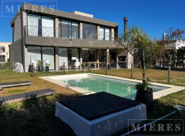 Casa · 189m² · 4 Ambientes · 2 Cocheras · Casa en Venta con Renta Sobre Lote Interno en Barrio Ceibos Puertos