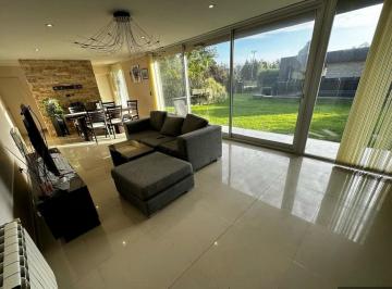 Casa · 290m² · 5 Ambientes · 1 Cochera · Casa 5 Ambientes en Acantilados