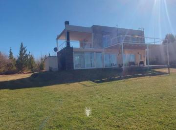Casa · 112m² · 5 Ambientes · 1 Cochera · Casa en Venta - La Península - Mari Menuco