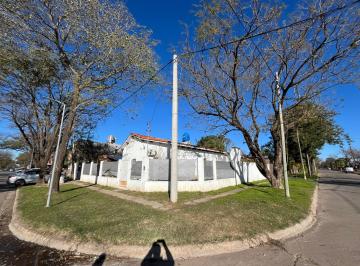 Casa · 115m² · 5 Ambientes · 1 Cochera · Chalet en Calle Montevideo Esq Alberdi