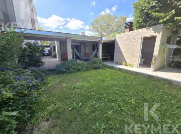 Casa · 120m² · 5 Ambientes · 2 Cocheras · Casa en Venta con Consultorio Independiente en Los Hornos - 2/3 Dorm. y Gran Parque