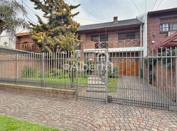 Casa de 5 ambientes, Morón · Venta Chalet de Estilo 5 Ambientes con Pileta en Haedo Norte.