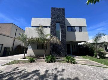 Casa · 145m² · 5 Ambientes · 1 Cochera · Venta de Casa en Dos Plantas con Pileta - San Eduardo Pilar del Este