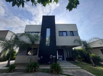 Casa · 145m² · 5 Ambientes · 1 Cochera · Venta de Casa en Dos Plantas con Pileta - San Eduardo Pilar del Este