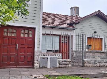 Casa · 148m² · 5 Ambientes · 1 Cochera · Chalet 5 Amb. Barrio Los Andes