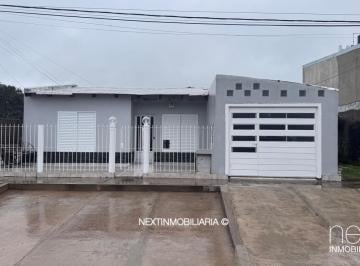Casa de 8 ambientes, Álvarez · Comodidad Total: Casa 3 Dorm. en Álvarez con Quincho y Cochera Triple Cerrada.