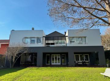 Casa · 400m² · 4 Dormitorios · Imperdible Propiedad en Gonnet. Confort, Calidad y Ubicación Privilegiada.