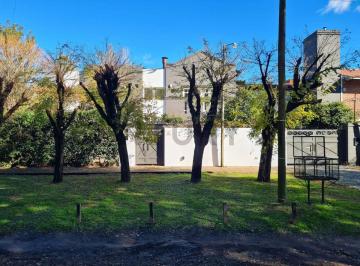 Casa · 400m² · 4 Dormitorios · Imperdible Propiedad en Gonnet. Confort, Calidad y Ubicación Privilegiada.