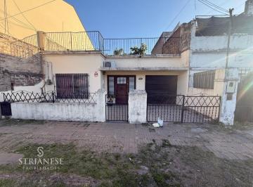 Casa · 85m² · 3 Ambientes · 1 Cochera · Casa Chalet en Venta en Lomas de Zamora, G. B. a. Zona Sur, Argentina