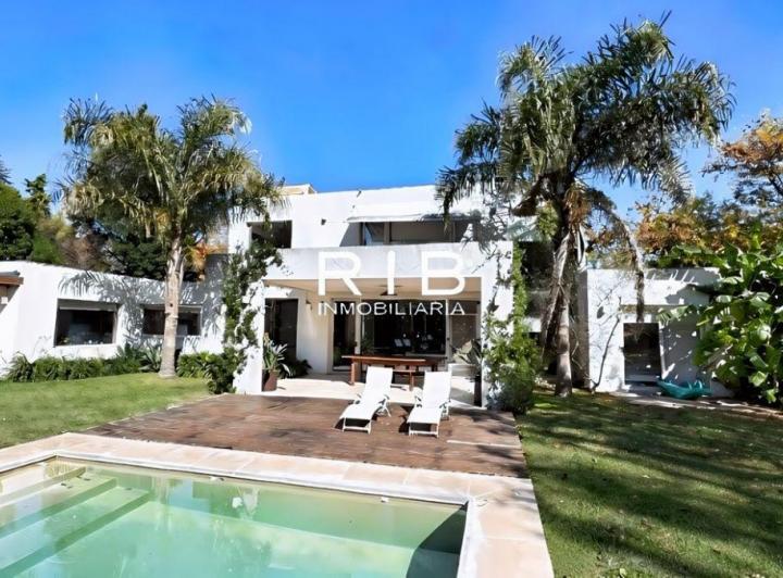 Casa · 363m² · 5 Ambientes · 2 Cocheras
