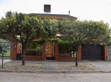 Casa · 225m² · 4 Ambientes · 4 Cocheras · Casa de 5 Ambientes - Villa Udaondo