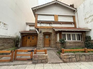 Casa · 250m² · 8 Ambientes · 1 Cochera · Chalet en Alquiler Para Uso Comercial - Plaza Mitre
