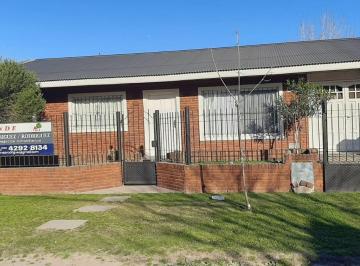 Casa · 130m² · 4 Ambientes · 1 Cochera · Casa en Venta en Burzaco 4 Ambientes con Pileta