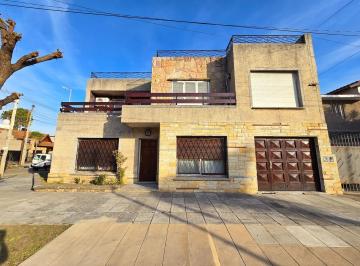 Casa · 154m² · 4 Ambientes · 2 Cocheras · Casa en Venta en Haedo, Barrio Güemes