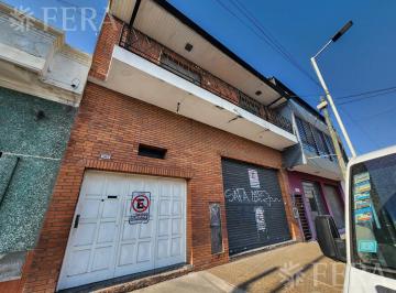 Edificio · Venta de Casa con Local y Cochera en Wilde