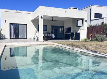 Casa · 129m² · 4 Ambientes · 1 Cochera · Casa en Venta de Tres Dorm. Al Pulmon Central en Santa Elena - Venta con Renta