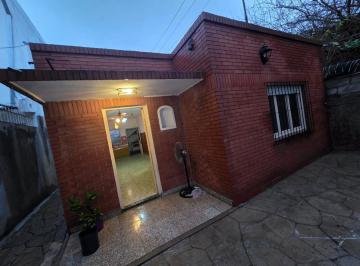 Casa · 70m² · 3 Ambientes · Caseros en Venta Casa de 3 Ambientes PH Fondo con Patio y Terraza F: 10575