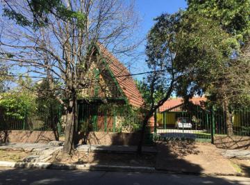 Casa · 118m² · 3 Ambientes · 3 Cocheras · Ezeiza - Casa Alpina Impecable Situada Sobre Dos Lotes