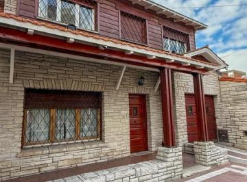 Casa · 178m² · 5 Ambientes · 1 Cochera · Gran Chalet de 5 Amb, Parque y Garage en Barrio La Perla
