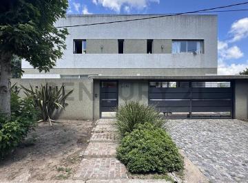 Casa · 360m² · 7 Ambientes · 2 Cocheras · Casa de 4 Dorm. en Venta en Don Carlos