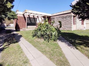 Casa · 170m² · 5 Ambientes · 1 Cochera · Casa en Venta en Merlo