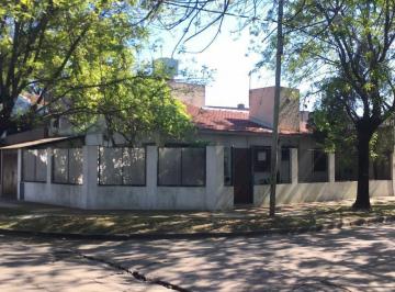 Casa · 96m² · 5 Ambientes · 2 Cocheras · Chalet a 50 m de Av H. Yrigoyen - Permuta por Propiedad de Mayor Valor - Diferencia a Convenir